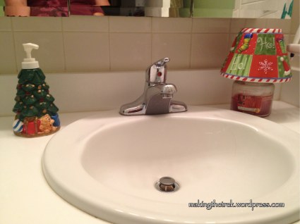 Even the kid's bathroom has some Christmas spirit!